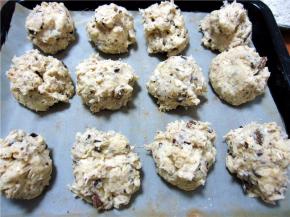 用刮刀一个个的舀到铺有油纸的烤盘上。