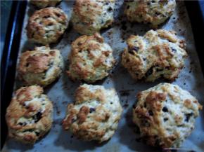 制作好生坯后，立即放进预热到225摄氏度的烤箱中上层， 20分钟左右就可出炉了。