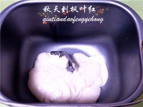 取出后放进面包机桶内。