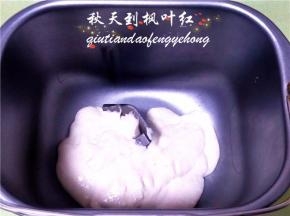 取出后放进面包机桶内。