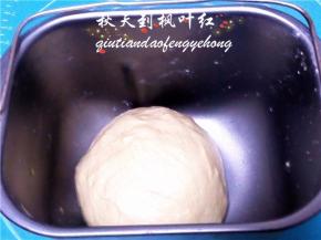 和面结束后已经形成很光滑有劲的面团。