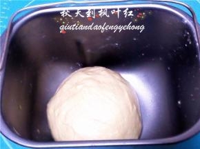 和面结束后已经形成很光滑有劲的面团。