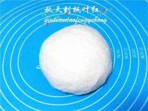 取出面团揉搓排气。