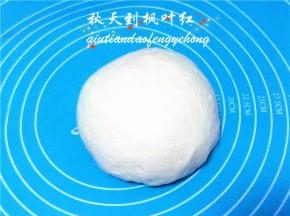 取出面团揉搓排气。