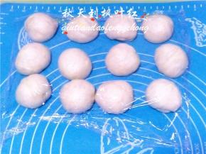 分成12份，分别揉圆，盖上保鲜膜醒15分钟。