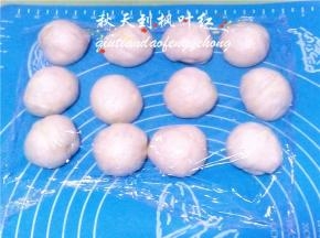 分成12份，分别揉圆，盖上保鲜膜醒15分钟。