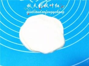 取一份面团轻轻按扁。