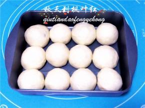 摆入烤盘中，放入微波炉中热水二次发酵。