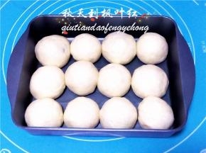 摆入烤盘中，放入微波炉中热水二次发酵。