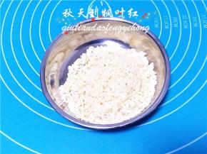 发酵的时候来做奶酥粒，黄油软化后，加低粉，糖粉，奶粉搓成小粒状。