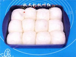 发酵至二倍大取出，在发酵好的面团上刷蛋液。