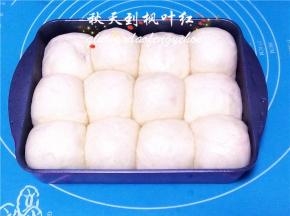 发酵至二倍大取出，在发酵好的面团上刷蛋液。