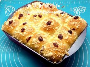 送进预热好的烤箱170度，烤20分钟左右。