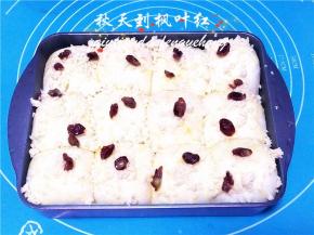 撒上奶酥粒和蔓越莓干。