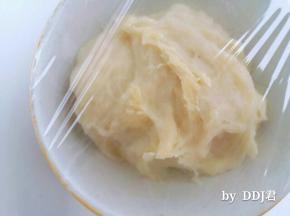 小火 边煮边搅拌，煮成浓稠面糊，用碗装着，盖保鲜膜放凉后再用