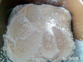 除黄油外所有的食材放入面包机桶，先液体再干粉