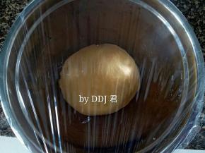 取出面团，团圆后放入不锈钢盆，覆盖保鲜膜进行发酵