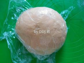 排气后用保鲜膜覆盖，松弛15分钟