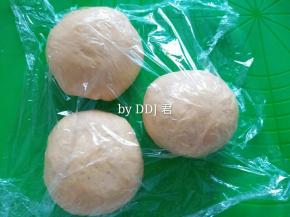 均匀的分成三等份，团圆并覆盖保鲜膜