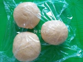 均匀的分成三等份，团圆并覆盖保鲜膜