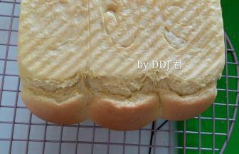 160度中下层烘烤45分钟出炉，中途记得盖锡纸，防止顶部糊了。。。这个土司断峰了