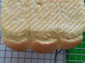 160度中下层烘烤45分钟出炉，中途记得盖锡纸，防止顶部糊了。。。这个土司断峰了