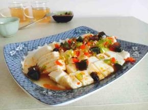 用刀把豆腐切成任意形状