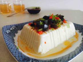 在豆腐上撒上皮蛋碎和青红椒碎