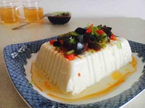 在豆腐上撒上皮蛋碎和青红椒碎