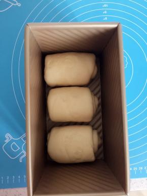 挨个放入吐司盒，留一点空隙（三能450克土司盒）