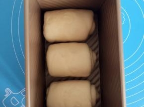 挨个放入吐司盒，留一点空隙（三能450克土司盒）