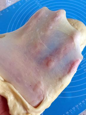 一个程序结束后放入黄油，让面团松弛5分钟，继续第二个程序，揉到扩展阶段