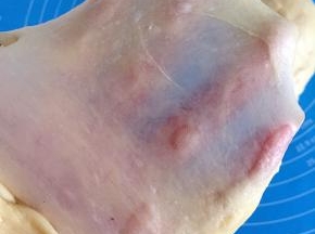 一个程序结束后放入黄油，让面团松弛5分钟，继续第二个程序，揉到扩展阶段