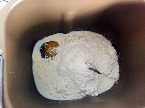 依次按照先液体后干粉的次序放入牛奶，奶油，鸡蛋（黄油不放），对角放入白砂糖