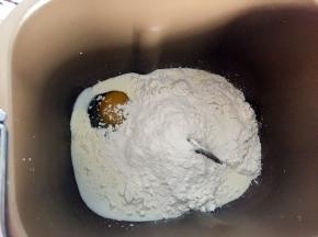 依次按照先液体后干粉的次序放入牛奶，奶油，鸡蛋（黄油不放），对角放入白砂糖