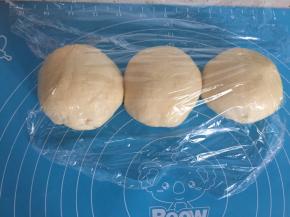 面团拿出后排气分成均匀的三份，盖上保鲜膜松弛五分钟