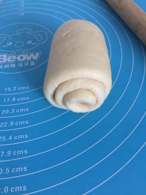 擀成牛舌状由一段往里卷入，如图
