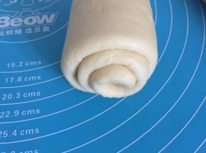 擀成牛舌状由一段往里卷入，如图