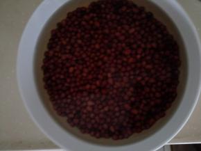 红豆洗净泡八小时以上，夏天天热可以放冷藏冰箱泡，我一般都是前一天晚上泡一夜第二天早上煮