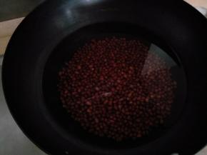红豆泡到明显变大，放入锅中加适量的水，水要没过红豆多一些
