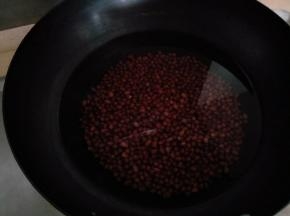 红豆泡到明显变大，放入锅中加适量的水，水要没过红豆多一些