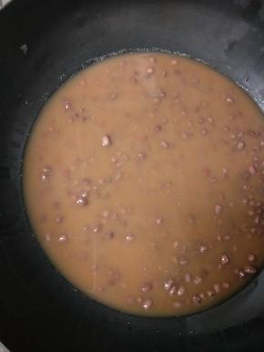 关火焖四个小时，这是四个小时后的状态，豆子已经有些软了