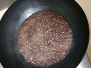 再开火大火煮开，转小火煮十五分钟左右，煮到豆子软烂用手可以捏碎