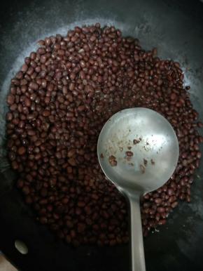 煮到几乎没有水了，用勺子把红豆压碎