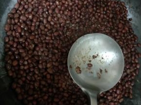 煮到几乎没有水了，用勺子把红豆压碎