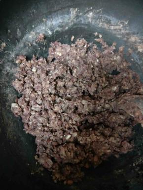 这是勺子压完的状态，可以看到很多豆粒