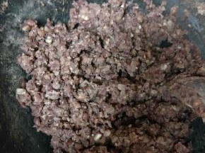 这是勺子压完的状态，可以看到很多豆粒