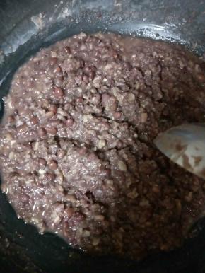 再加入少量的水，开小火，一边煮一边继续用勺子压