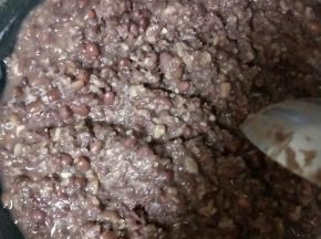再加入少量的水，开小火，一边煮一边继续用勺子压