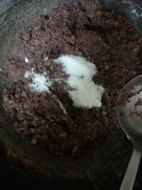 加入糖，搅拌均匀